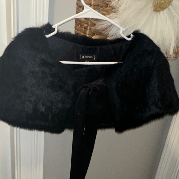Bebe Luxe Black Faux Fur Capelet - Picture 1 of 1
